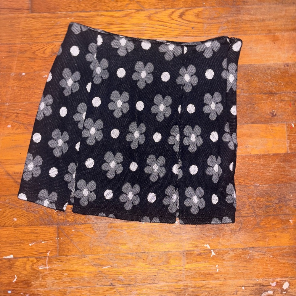 Le Lis Black and Gray Floral Mini Skirt